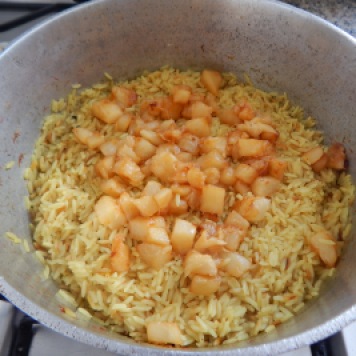Junte o abacaxi já dourado ao arroz semipronto