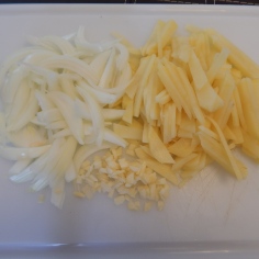 Corte as cebolas e batatas