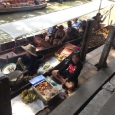 Feira às margens do Rio Mekong