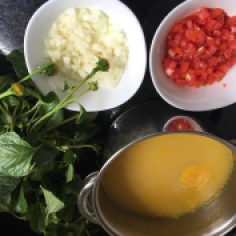 Ingredientes: tucupi, jambu, tomate e cebola